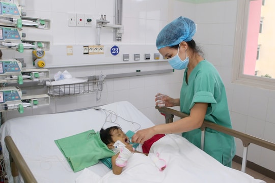 Bé gái 2 tuổi được ghép gan thành công