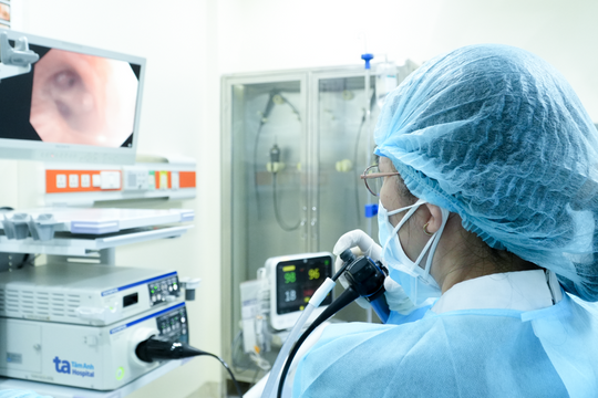 Xương cá găm vào phế quản gây khó thở