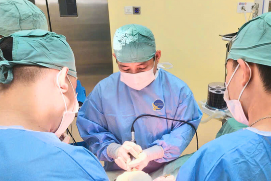 Tà áo dài cuốn vào bánh xe, nữ sinh ngã chấn thương sọ não