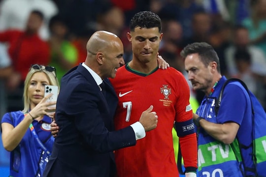 HLV Martinez: 'Bồ Đào Nha mạnh hơn khi có Ronaldo'