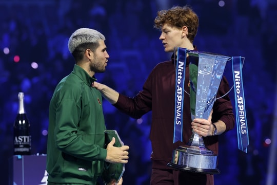 Sinner thắng Alcaraz ở chung kết ATP Finals