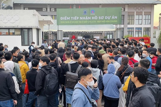 Xếp hàng xuyên đêm để đăng ký mua nhà xã hội