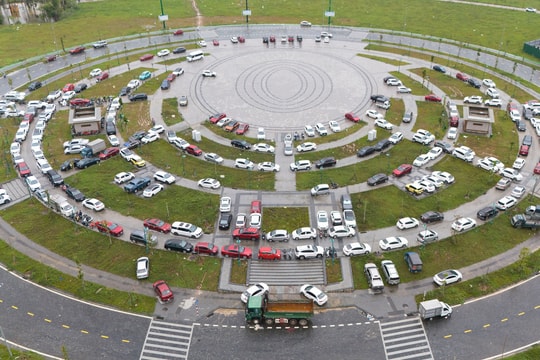 Người dân Huế đưa ôtô, xe máy đi tránh lũ