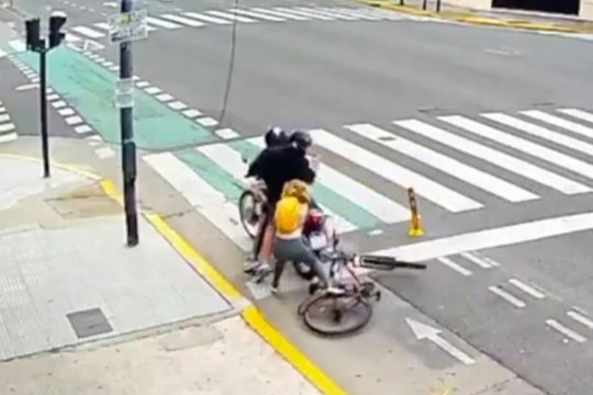 Người phụ nữ quyết liệt chống trả hai kẻ giật điện thoại