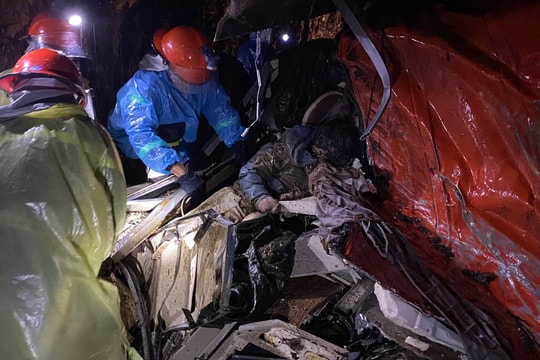 Sạt lở núi đè ôtô khách ở Khánh Hòa, 6 người chết