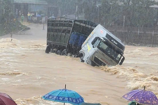 Xe đầu kéo bị lũ cuốn