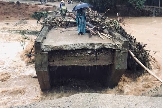 Mưa lũ gây hàng loạt sự cố ở miền Trung, 7 người chết