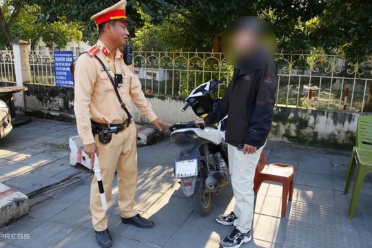 Hàng trăm tài xế che biển xe bị xử phạt