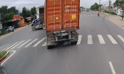 Nam thanh niên lao xe máy vào gầm xe container