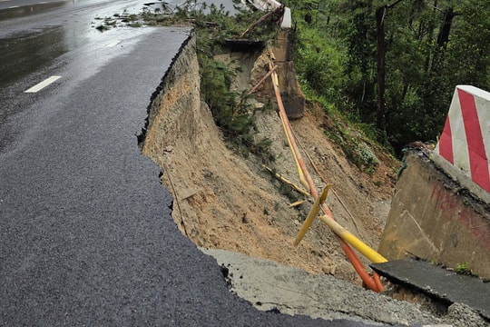 Đèo Prenn ở cửa ngõ Đà Lạt bị nứt, sạt lở