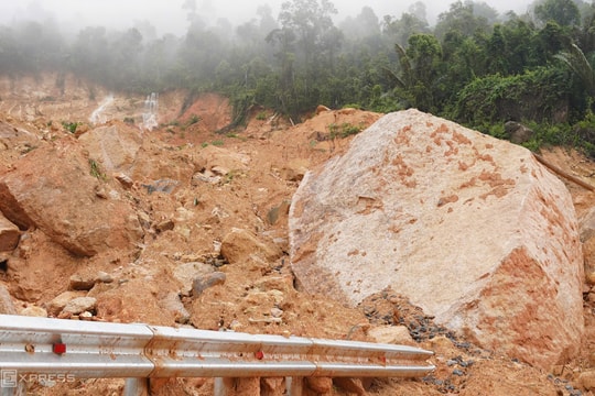 Hiện trường sạt lở núi đè ôtô khách ở Khánh Hòa