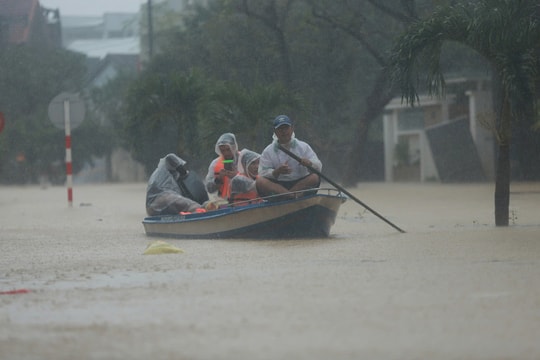 Lũ sông Bồ ở Huế vượt báo động ba