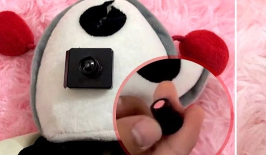 Cô gái tá hỏa khi phát hiện camera trong mắt búp bê mới mua
