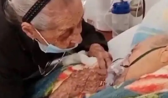 Cụ bà 102 tuổi nói lời tạm biệt con trai 82 tuổi đang hấp hối gây xúc động