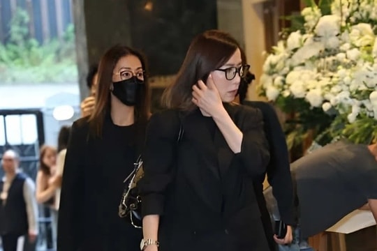 Xa Thi Mạn hốc hác khi tới tiễn đưa Hứa Thiệu Hùng