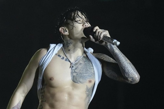 Jay Park cởi áo trình diễn, khoe cơ bắp ở TP.HCM