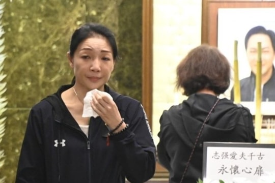 Vợ khóc nghẹn trong lễ tang 'Triển Chiêu' Chân Chí Cường