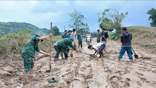 Quảng Trị hỗ trợ người dân khu vực biên giới khắc phục hậu quả mưa lũ