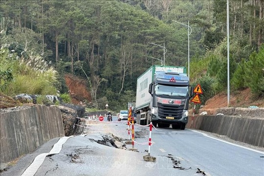 Quảng Ngãi: Sạt lở nhiều điểm trên tuyến Quốc lộ 24