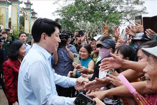 Chủ tịch nước Lương Cường thăm hỏi bà con vùng lũ xã Gò Nổi, Đà Nẵng