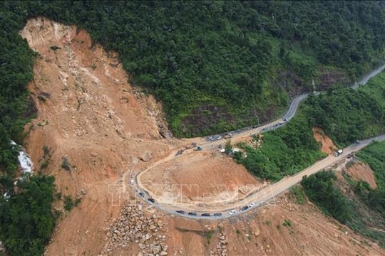 Khẩn trương khắc phục sự cố sạt lở đất tại đèo Khánh Lê