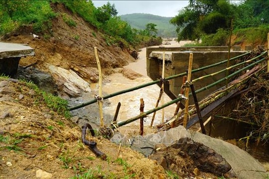 Quảng Ngãi dựng cầu tạm phá thế cô lập bởi thiên tai