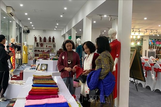 Khai mạc Triển lãm chuyên đề ngành thêu ren, lụa, áo dài, túi vải 2025