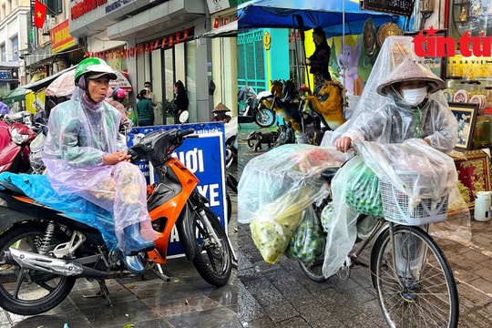 Người lao động Hà Nội nhọc nhằn mưu sinh trong mưa rét