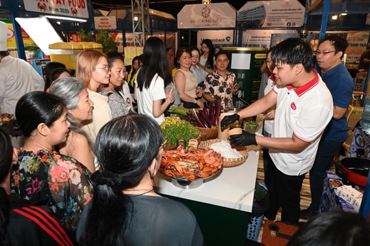 Đông đảo người dân thưởng thức cua Lễ hội Ẩm thực cua Cà Mau