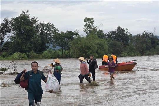Quân đội bằng mọi biện pháp tiếp cận khu vực dân cư bị cô lập do ngập lụt, sạt lở đất