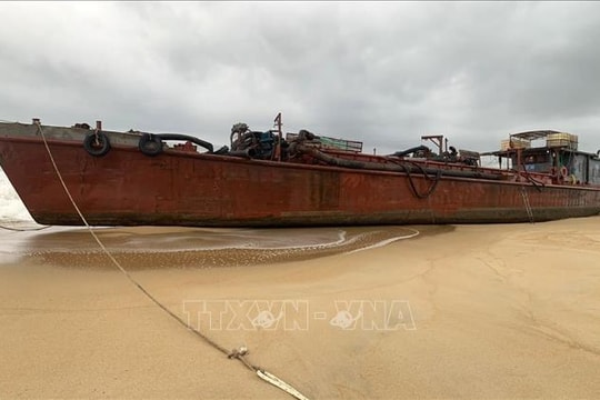 Tàu hàng chứa 2.000 lít dầu bị sóng đánh tấp vào bờ, mắc cạn trên cát