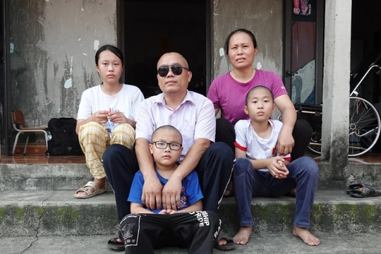 Khốn cảnh bố liệt, mẹ tâm thần, người đàn ông mù lo lắng 3 con thơ dại