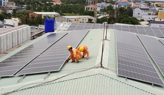 Vì sao lắp điện mặt trời mái nhà tự dùng có thể bị phạt tới 20 triệu đồng nếu không thông báo?
