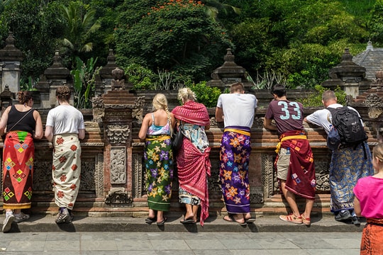 Khăn sarong - vật 'bất ly thân' trong hành lý du lịch