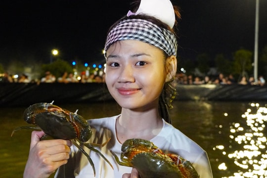 Du khách hào hứng thi mò cua biển nhanh nhất