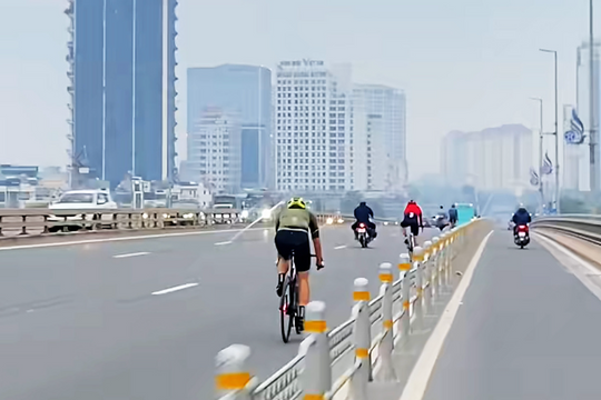Bị dọa khi quay video nhóm người đạp xe thể dục trong làn ôtô