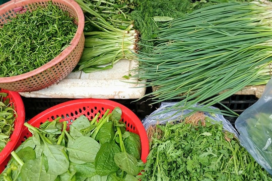 Hành lá, rau gia vị đắt hơn nhiều loại thịt
