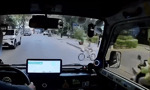 Em bé lao xe đạp vào đầu ôtô