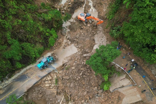 Đào bới hàng nghìn m3 đất đá tìm người mất tích ở đèo Khánh Sơn