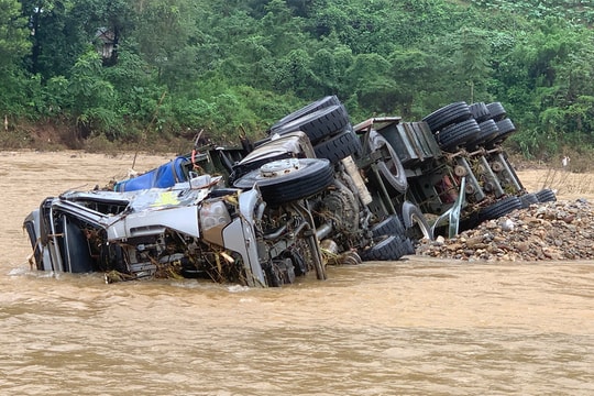 Gần 100 người tìm kiếm tài xế xe đầu kéo bị lũ cuốn ở Quảng Trị