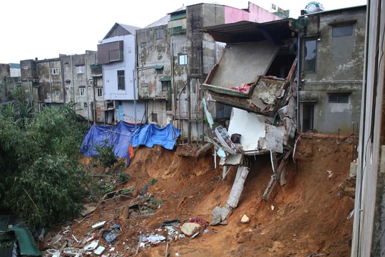 Sạt lở đe dọa hàng chục ngôi nhà kiên cố ở Quảng Trị