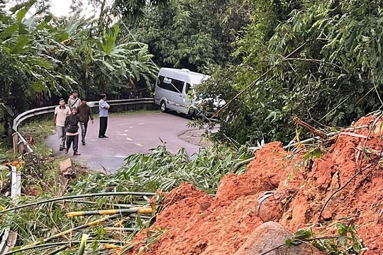 11 người mắc kẹt trong sạt lở đèo Khánh Lê