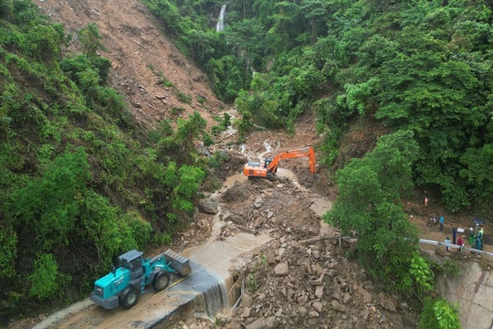 Đào bới hàng nghìn m3 đất đá tìm người mất tích