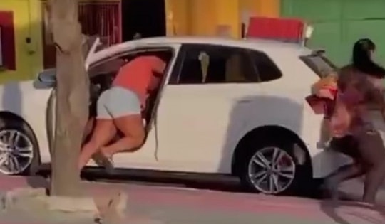 Bắt quả tang chồng ngoại tình, vợ chặn xe gây náo loạn trên phố