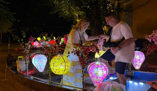 Hình ảnh khách Tây đua nhau đi thuyền "ngắm nước lụt" ở phố cổ Hội An