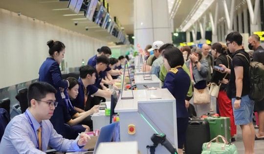 Bất ngờ giá vé máy bay từ TP HCM đi Hà Nội trước lễ diễu binh, diễu hành