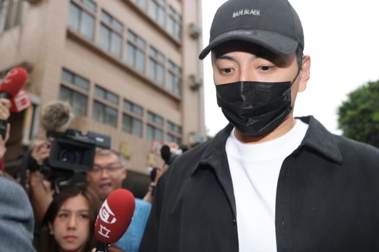 Người khiến 18 nghệ sĩ Trung Quốc bị bắt