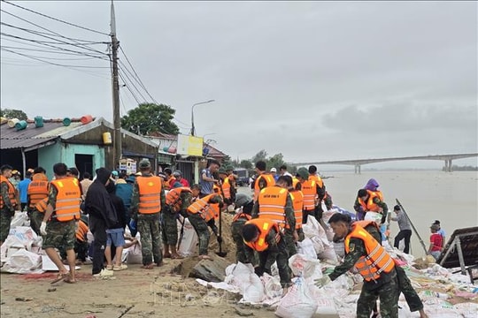 Đà Nẵng: Trắng đêm giữ bờ kè An Lương trước lũ lớn