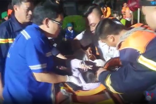 Kịp thời đưa cháu bé từ vùng lũ bị hóc dị vật đi cấp cứu
