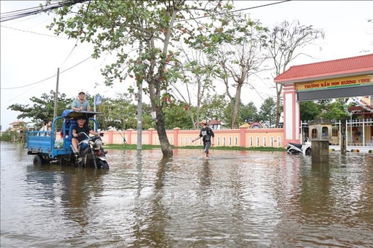 Huế: Còn trên 700 ngôi nhà bị ngập, khôi phục cấp điện 100%